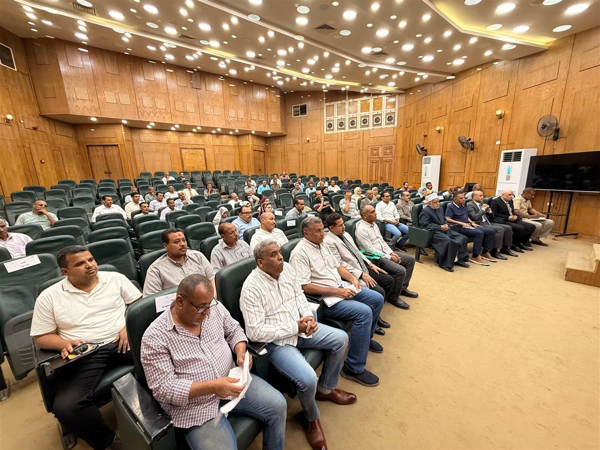 احتماع محافظ قنا مع القيادات التنفيذية بالمحافظة