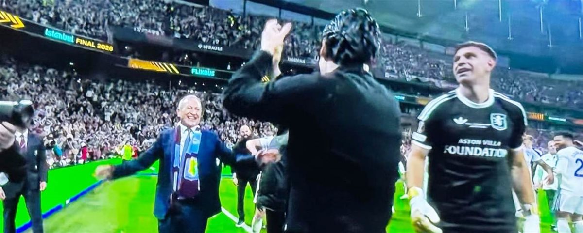 ناصف ساويرس في احتفالات أستون فيلا بالدوري الأوروبي