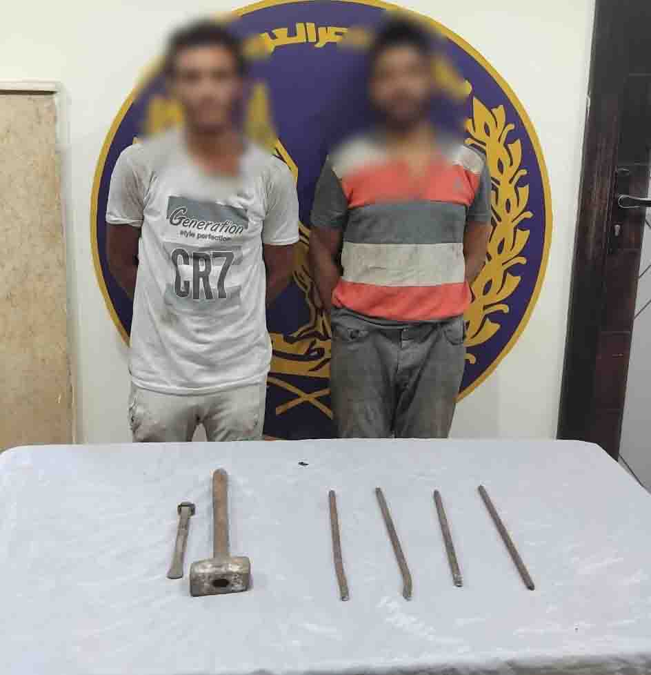 ضبط عاطلين حطما حاجزًا خرسانيًا لسرقة حديد التسليح في القليوبية