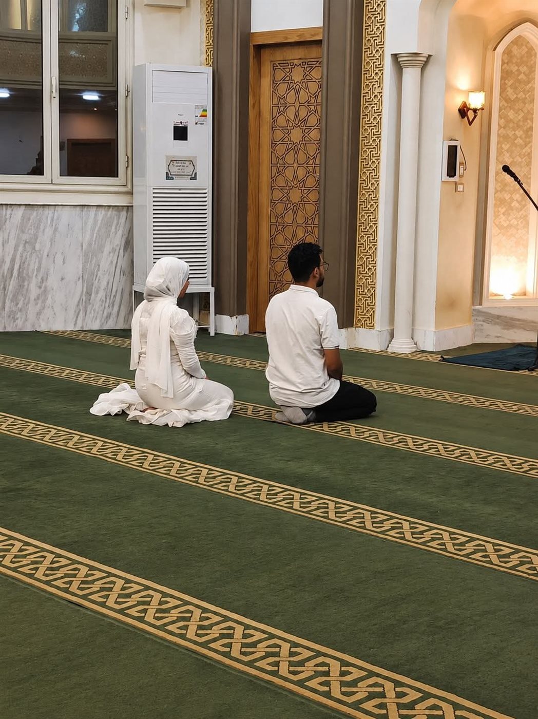 صورة عروسين داخل مسجد ببني مزار تتحول لحديث السوشيال ميديا،فيتو