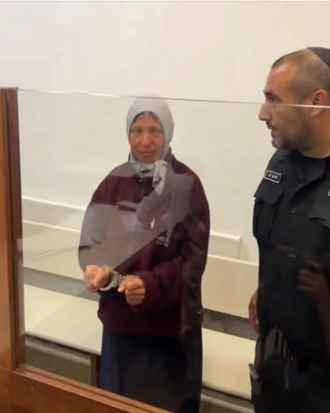 خلف باب زجاجي ظهرت زهار مقيدة بالأغلال، فيتو