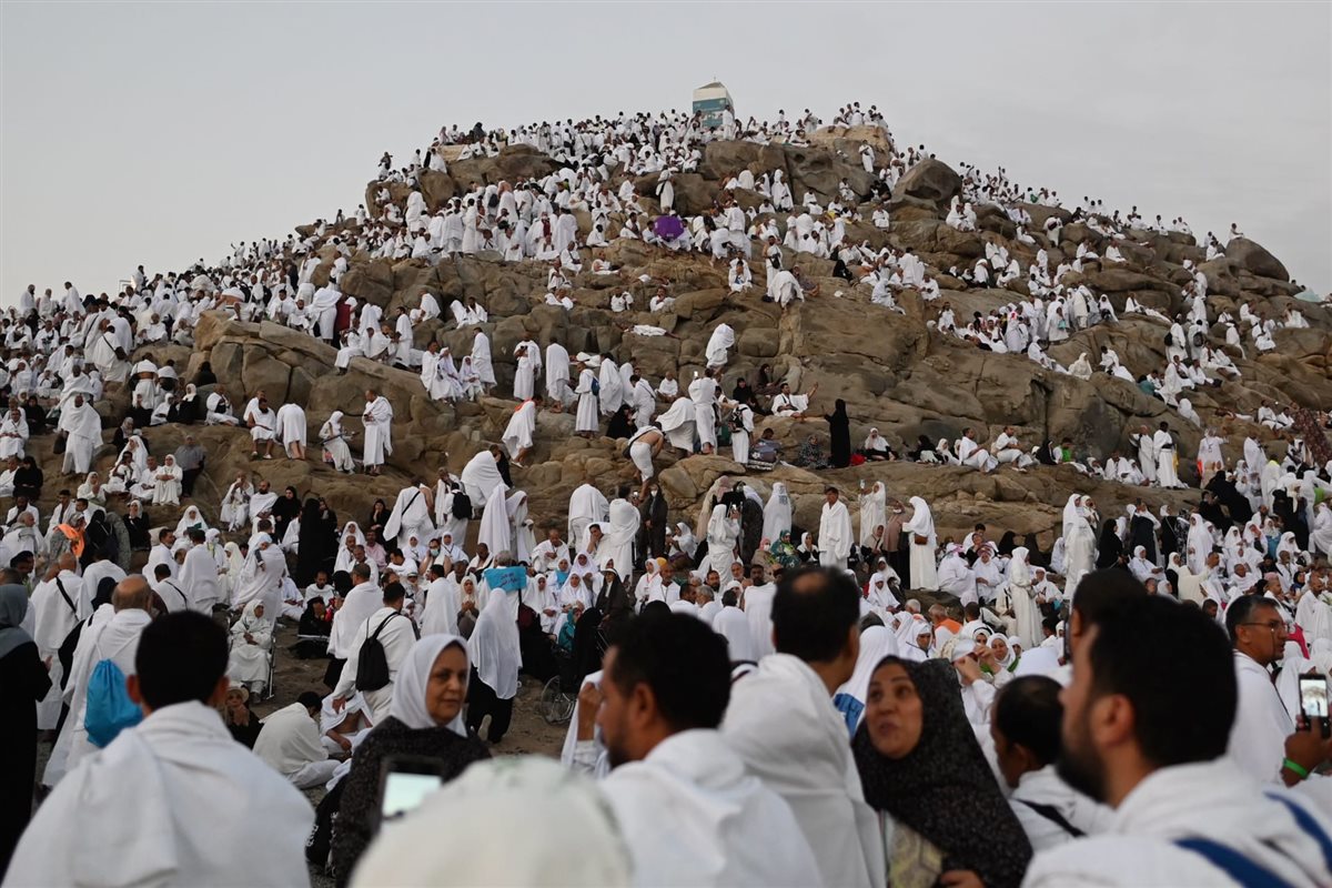 المسلمون يتسلقون جبل عرفات
