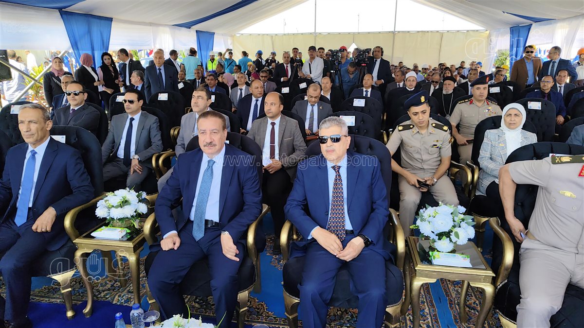 رئيس هيئة قناة السويس ومحافظ بورسعيد خلال الافتتاح&nbsp;