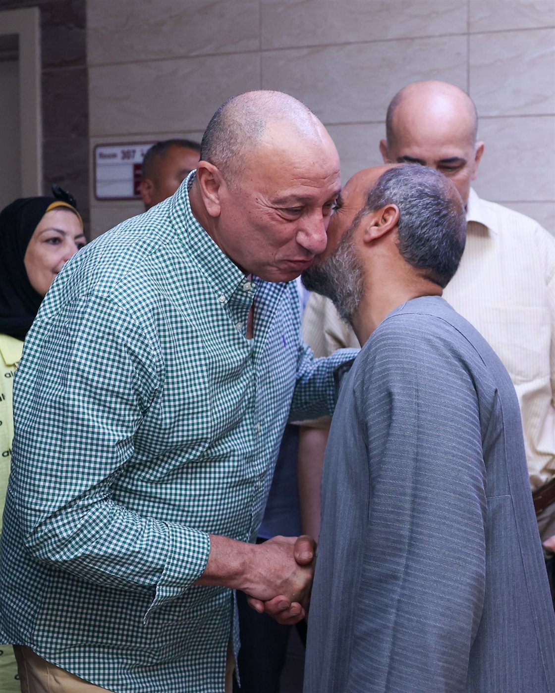 الخطيب يزور مشجع الأهلي المصاب في حادث مباراة القمة