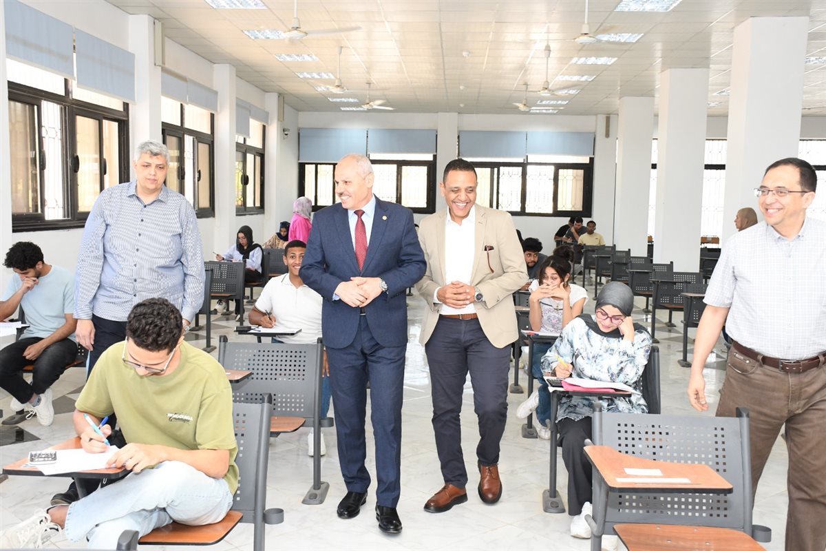 جانب من جولة رئيس جامعة القناة باللجان الامتحانية، فيتو