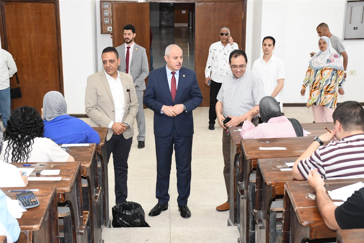 جانب من جولة رئيس جامعة القناة باللجان الامتحانية، فيتو