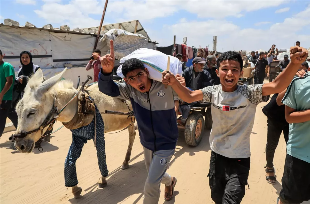 أطفال فلسطينيون خلال رحلة الباحث عن المساعدات الإنسانية