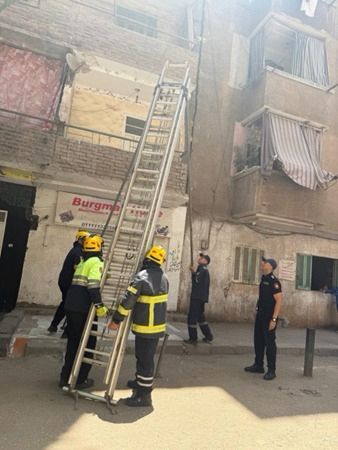 إنقاذ قطة محتجزة بشرفة عقار في شبرا قبل وصول قوات الحماية المدنية
