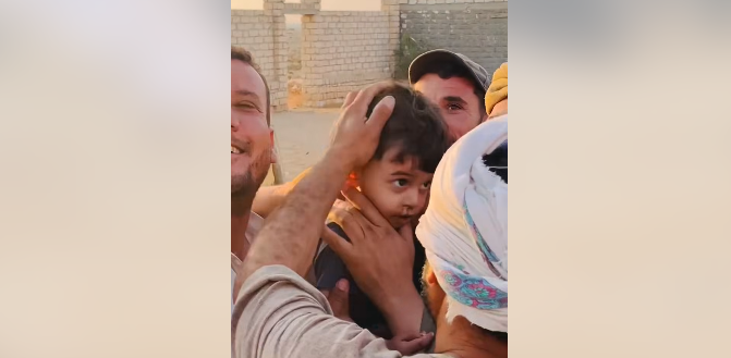 لحظة العثور على رضيع مطروح التائه في الصحراء، فيتو