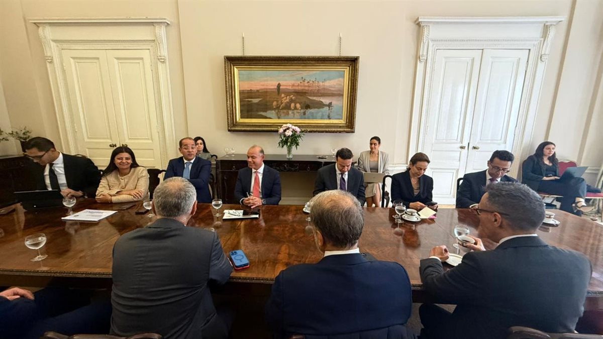 لقاء وزير المالية مع جورج الحيدري الرئيس التنفيذي لبنك «<a href=