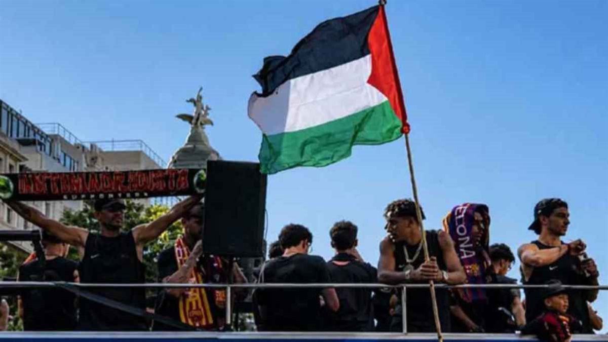 لامين يامال يرفع العلم الفلسطيني خلال احتفالات تتويج فريق برشلونة بلقب الدوري الإسباني