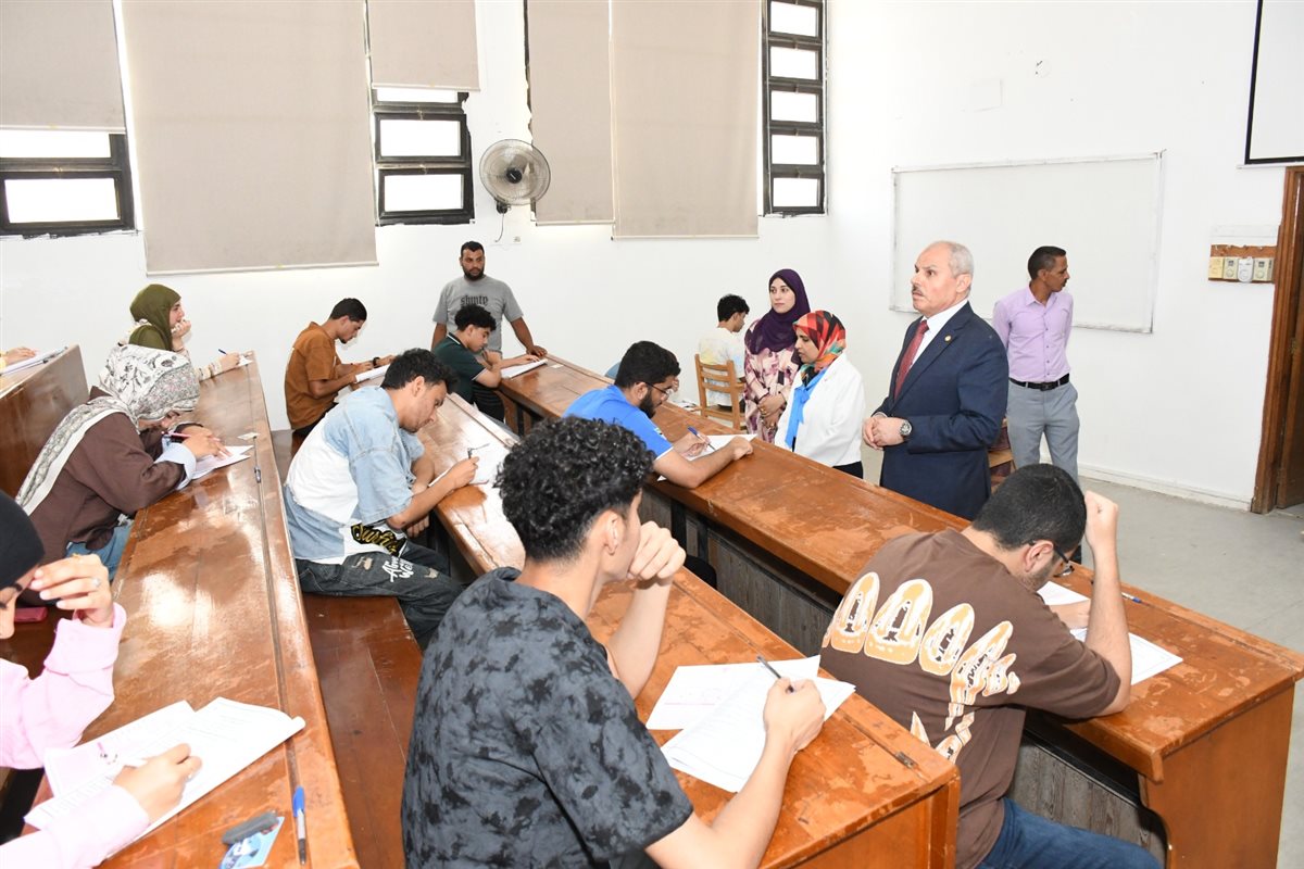 جانب من جولة رئيس الجامعة، فيتو