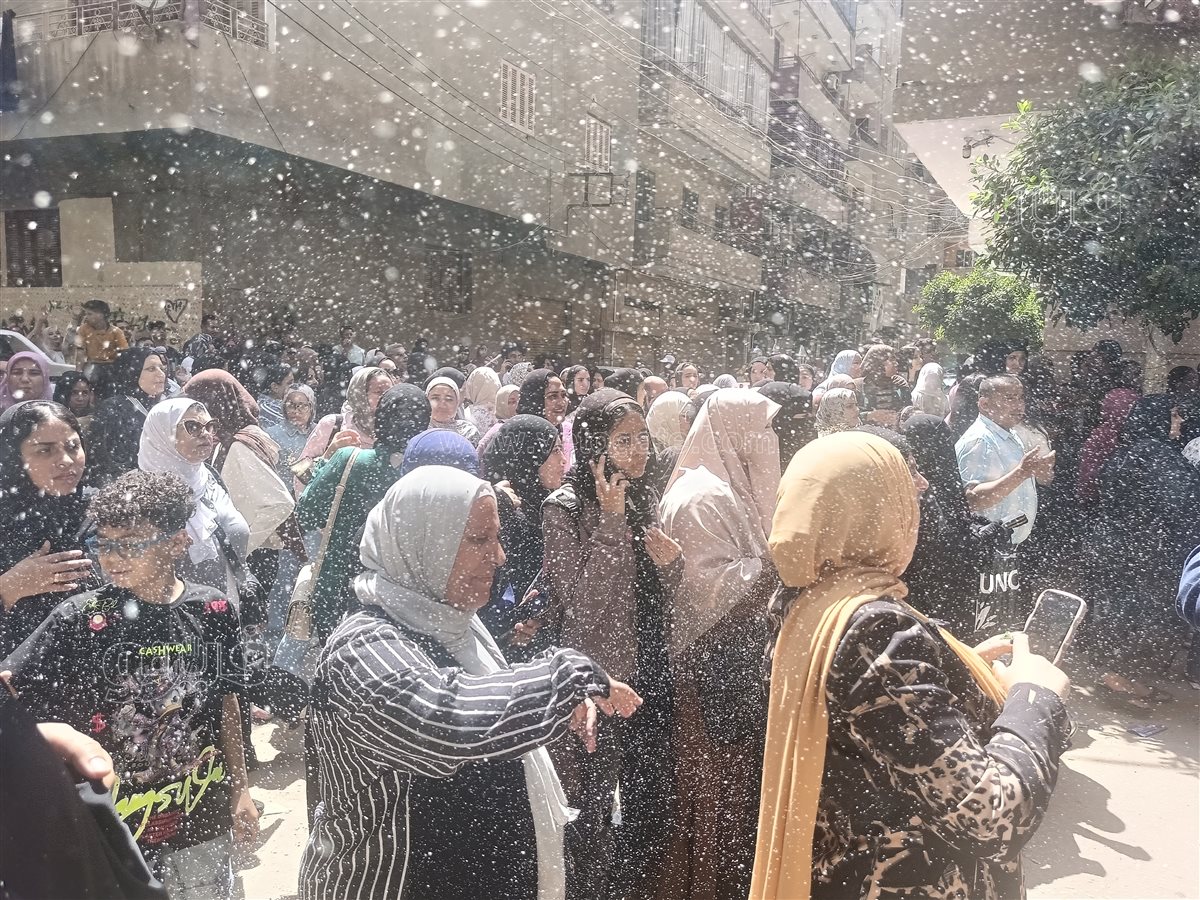 احتفالات أولياء الأمور بانتهاء امتحانات الشهادة الاعدادية،فيتو