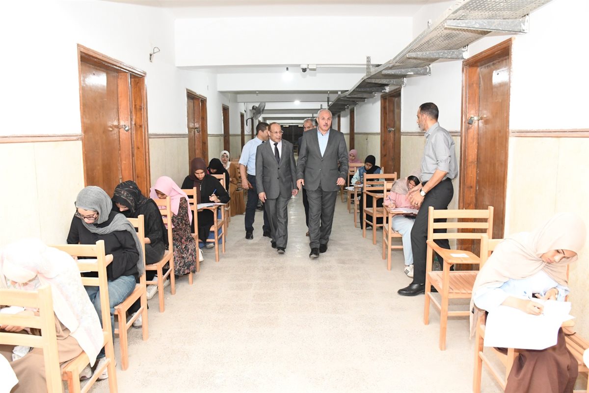 جانب من جولة رئيس جامعة القناة باللجان الإمتحانية، فيتو