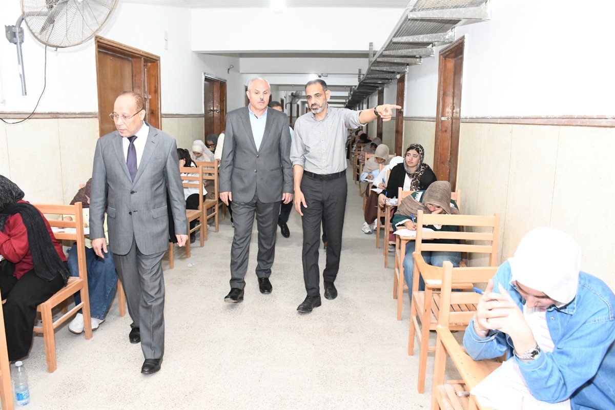 جانب من جولة رئيس جامعة القناة باللجان الإمتحانية، فيتو