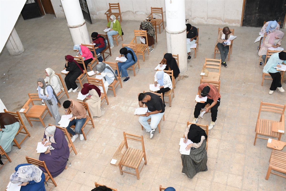 جانب من جولة رئيس جامعة القناة باللجان الإمتحانية، فيتو
