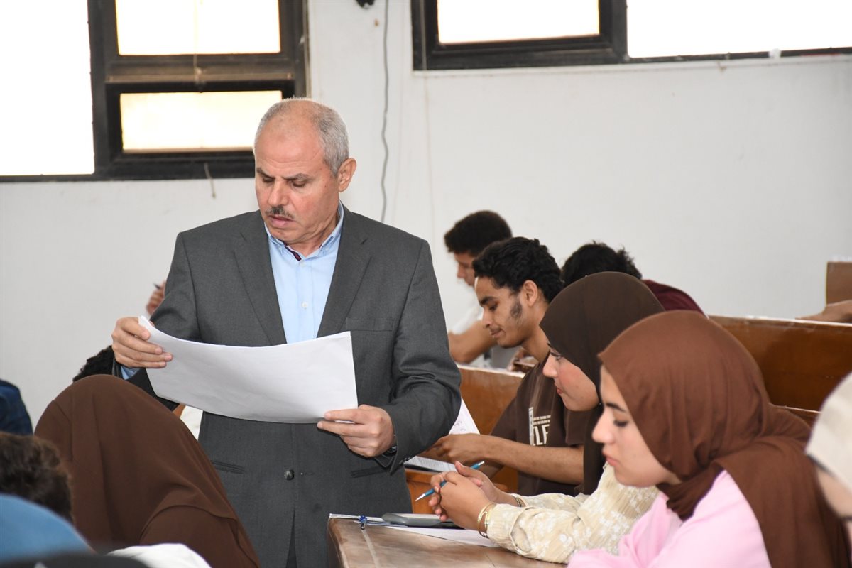جانب من جولة رئيس جامعة القناة باللجان الإمتحانية، فيتو