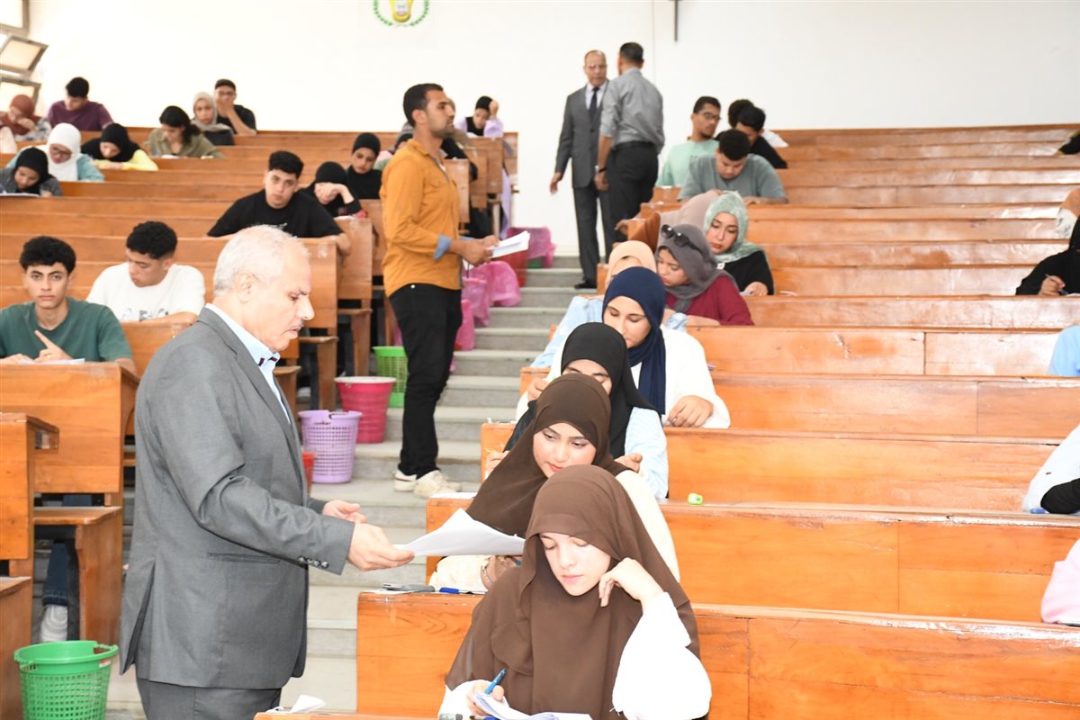 جانب من جولة رئيس جامعة القناة باللجان الإمتحانية، فيتو