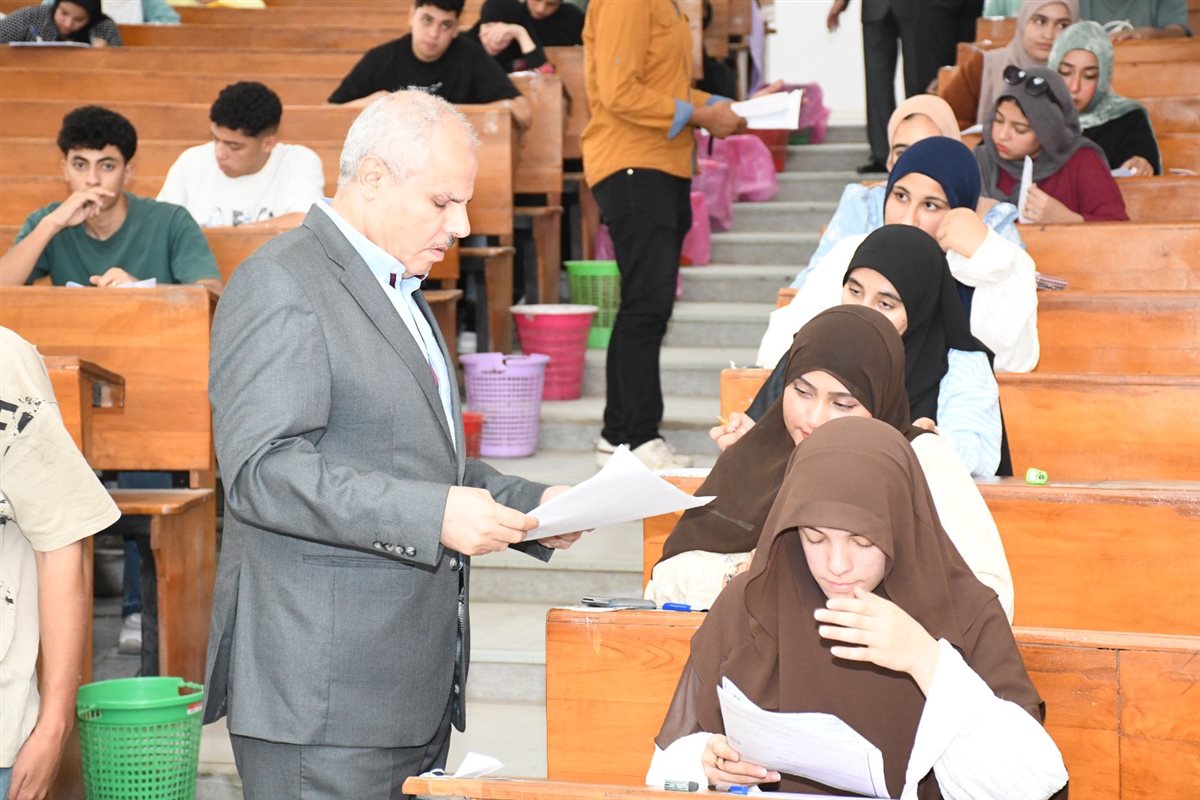 جانب من جولة رئيس جامعة القناة باللجان الإمتحانية، فيتو