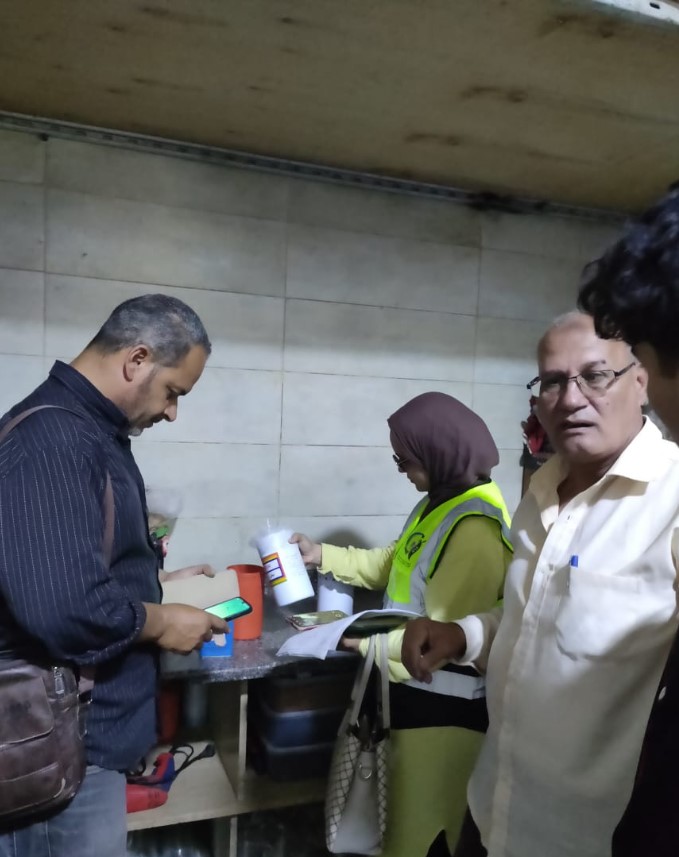 ضبط 8 كيلو مواد محظورة ومنتهية الصلاحية داخل محلات عصير القصب بالغربية