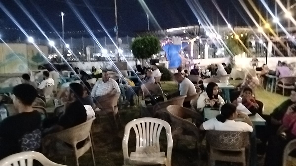 أهالى الإسماعيلية يحشدون أمام شاشات العرض،فيتو