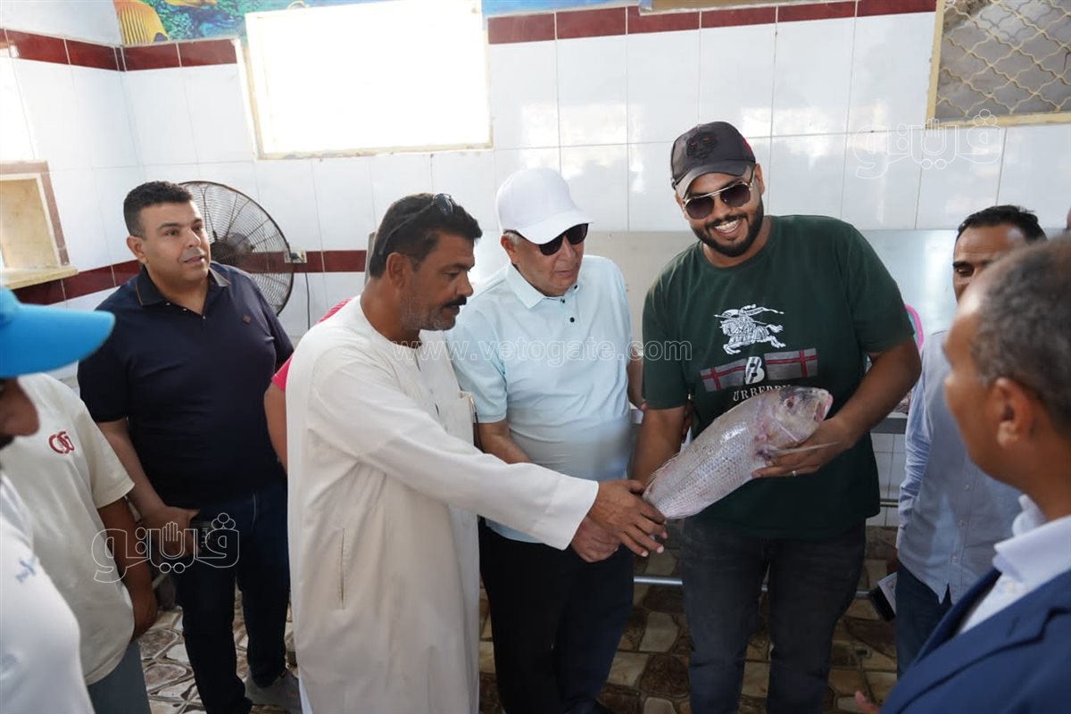 محافظ مطروح يتفقد حلقة الأسماك بالميناء الشرقي لمتابعة حركة البيع وتوافر المعروض