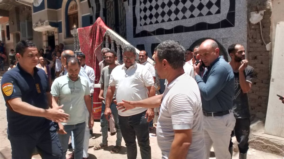 إخلاء عقار متصدع من السكان في المنيا
