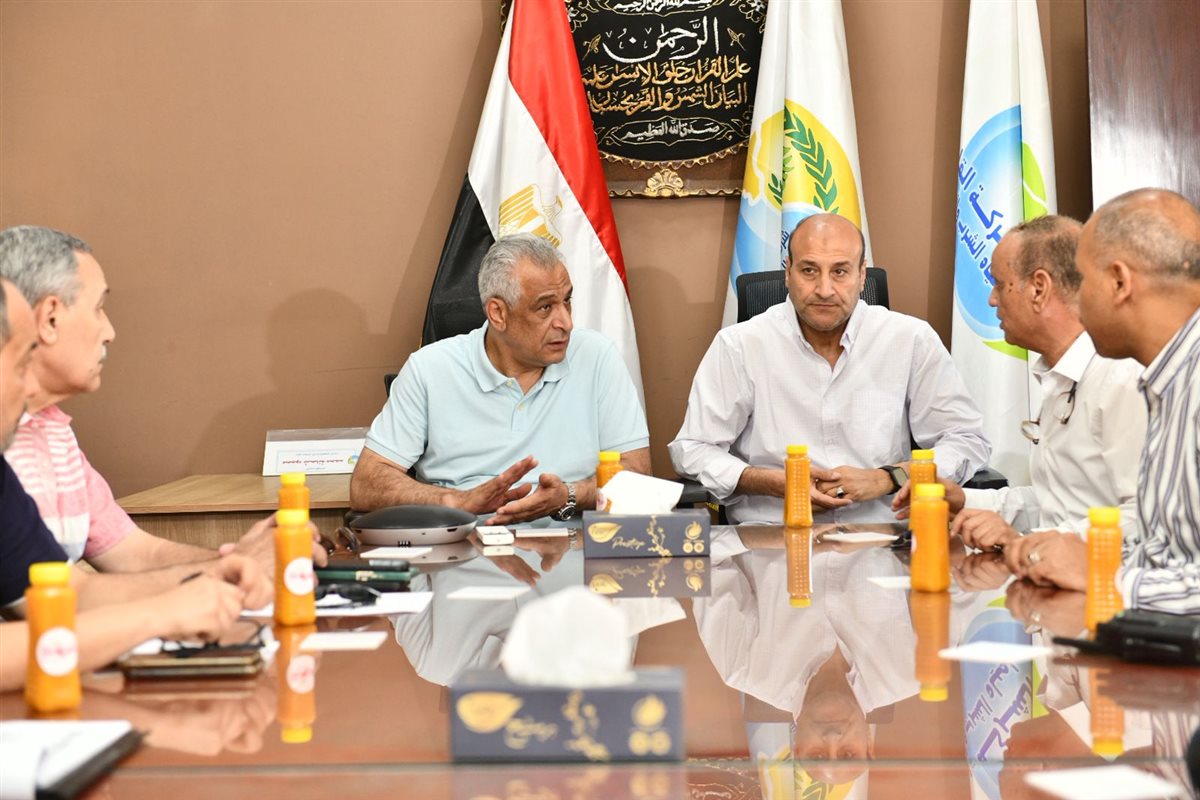 وزير الانتاج الحربي يتفقد مشروعات حياة كريمة بأسيوط