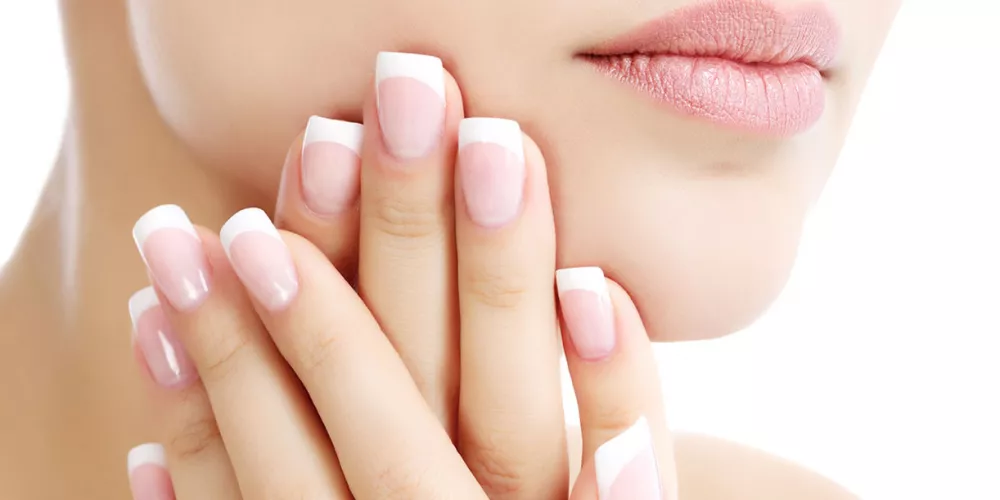 سيروم طبيعي لتغذية الأظافر وتقويتها وعلاج مشاكلها 