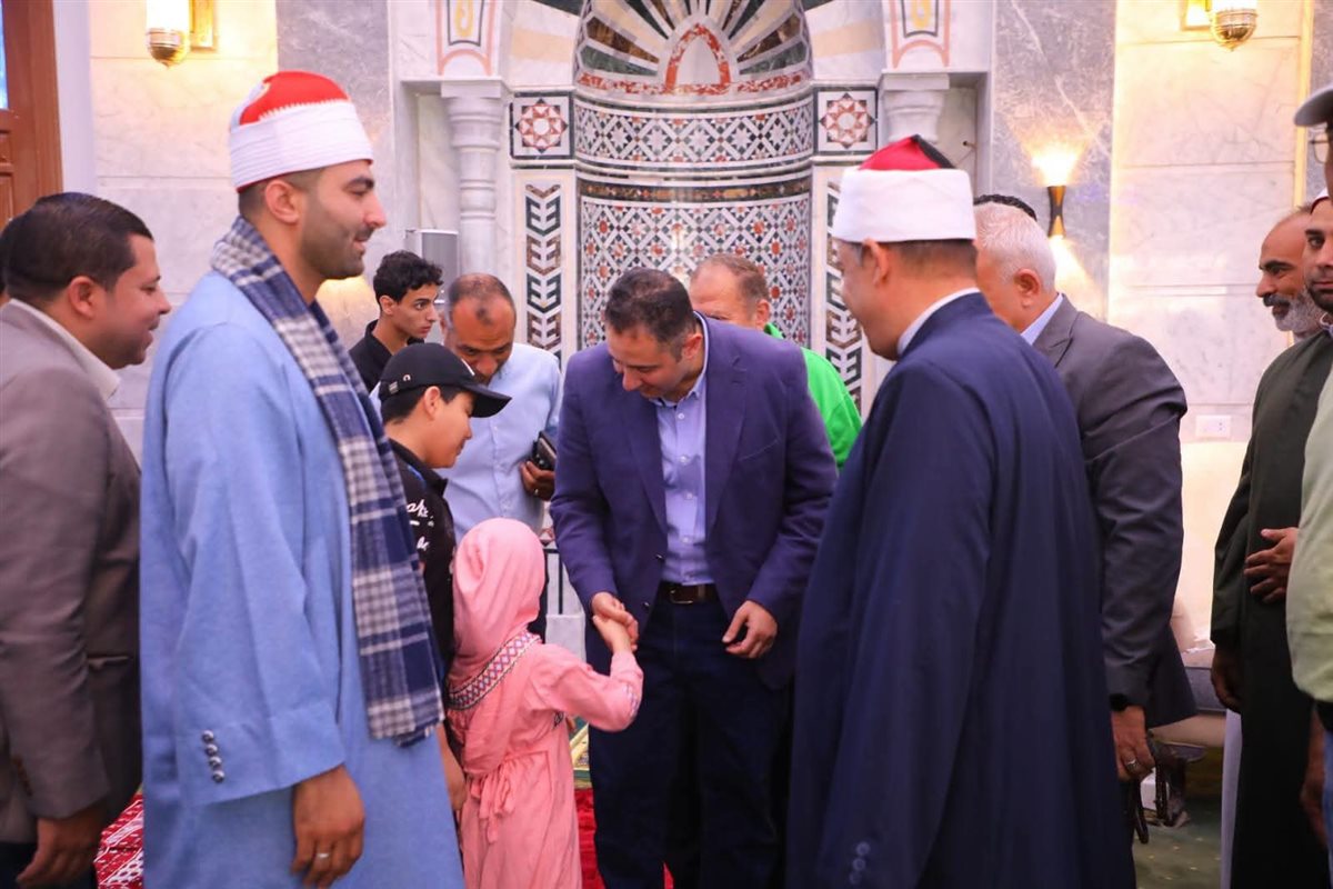 محافظ دمياط يؤدي صلاة الجمعة بمسجد الحمد في رأس البر