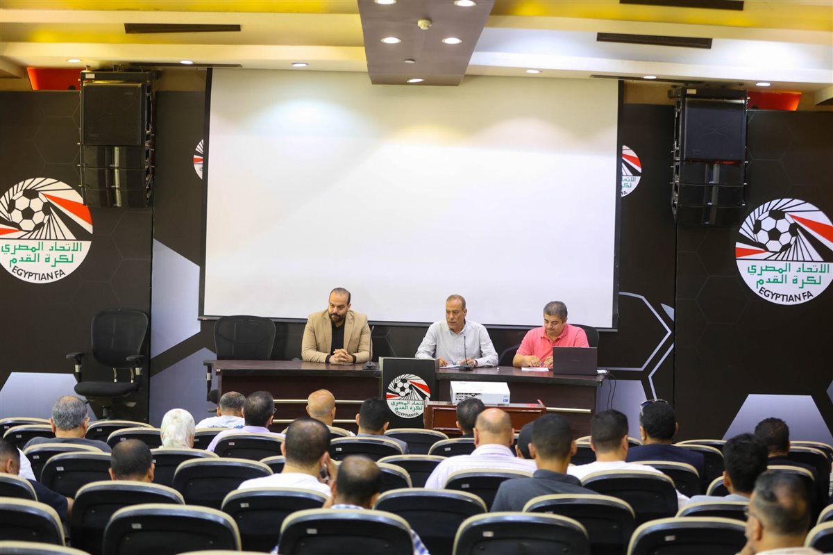 مصطفى عزام يجتمع مع مندوبي المناطق
