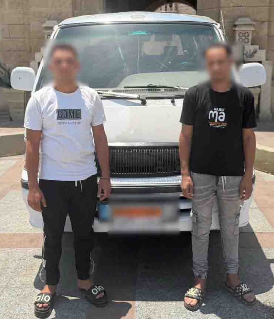 قائد سيارة ميكروباص سمح لأحد الأشخاص بالتعلق بالباب الخلفي للسيارة، فيتو