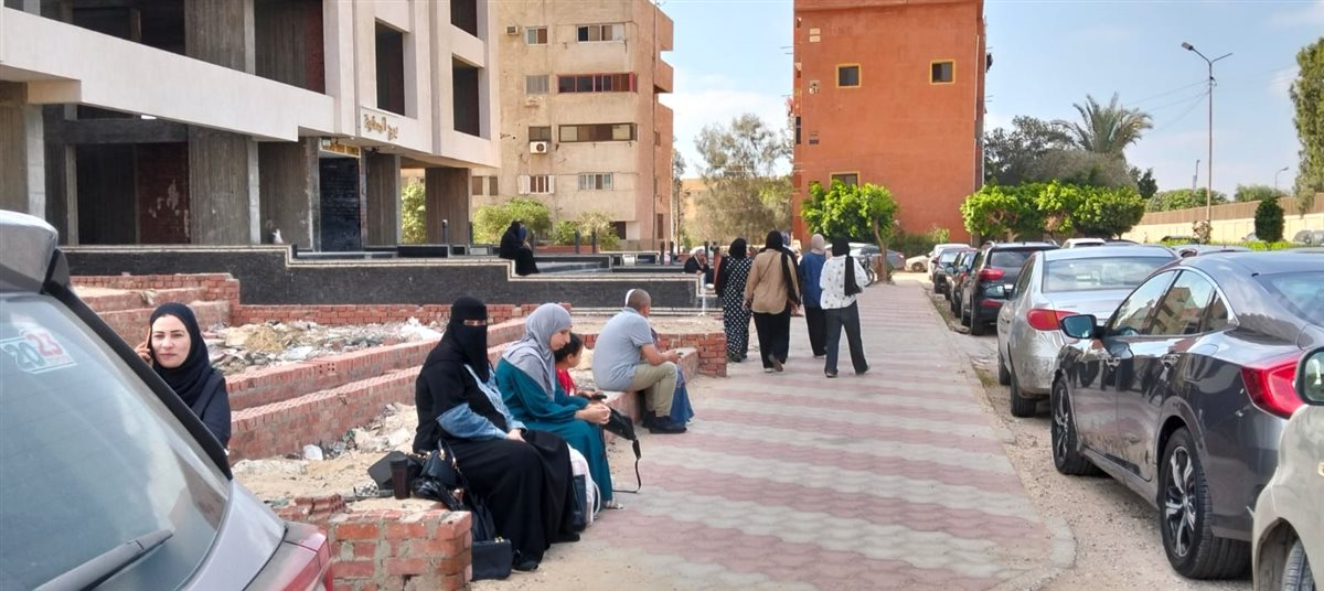 أولياء أمور الطلاب بمحيط لجان الثانوية العامة، فيتو