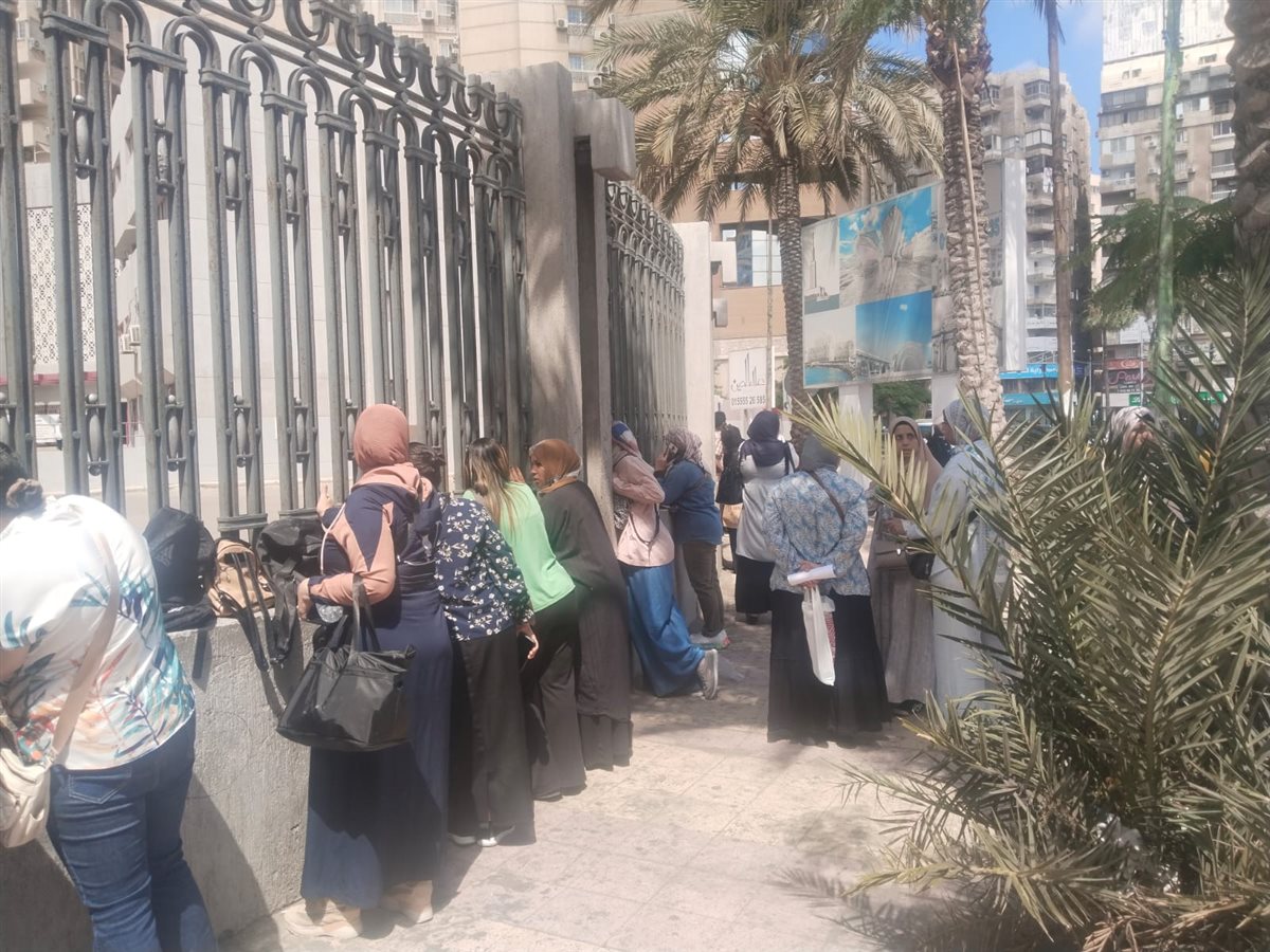 أولياء أمور طلاب الثانوية العامة ينتظرون ابنائهم في محيط لجان الامتحانات بالإسكندرية