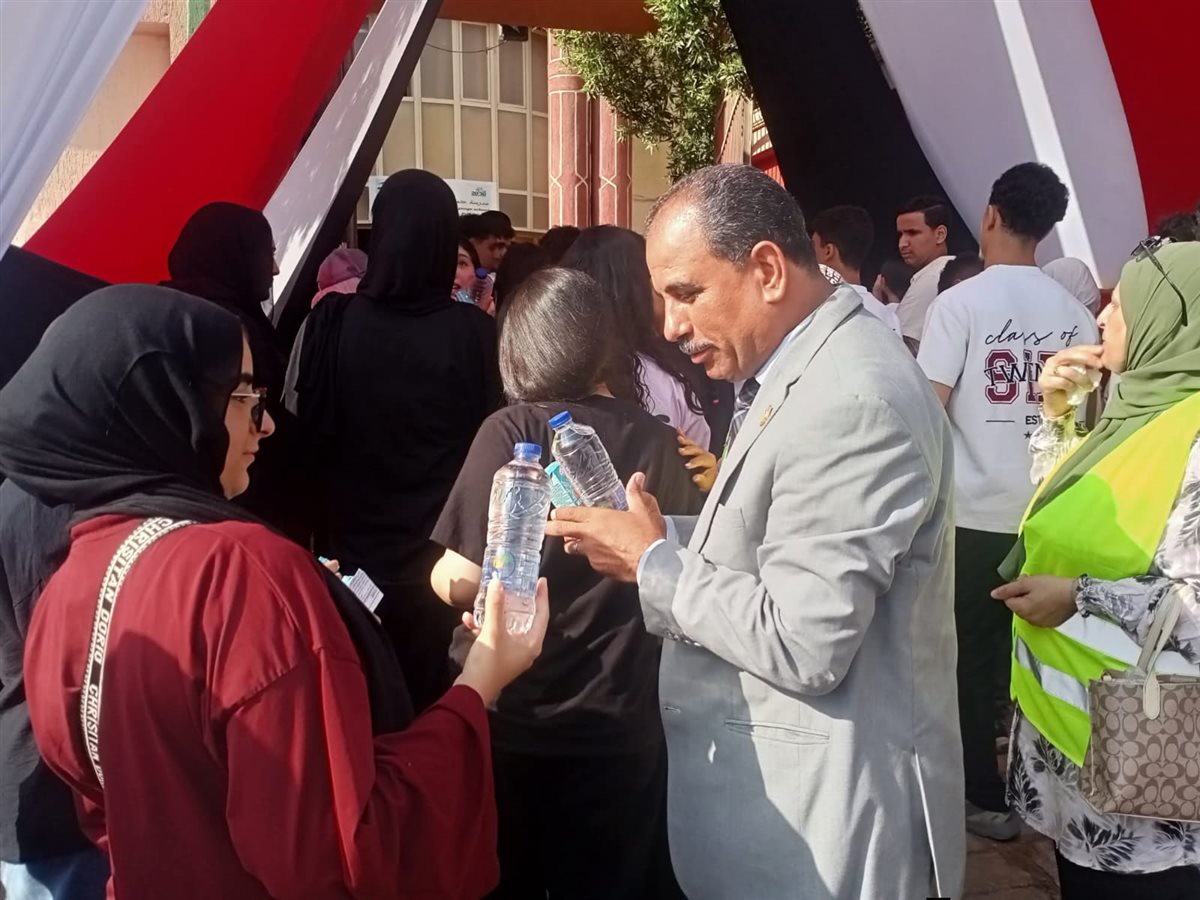 توزيع مياة وعصائر بلجان الثانوية العامة بالقليويية &nbsp;، فيتو&nbsp;