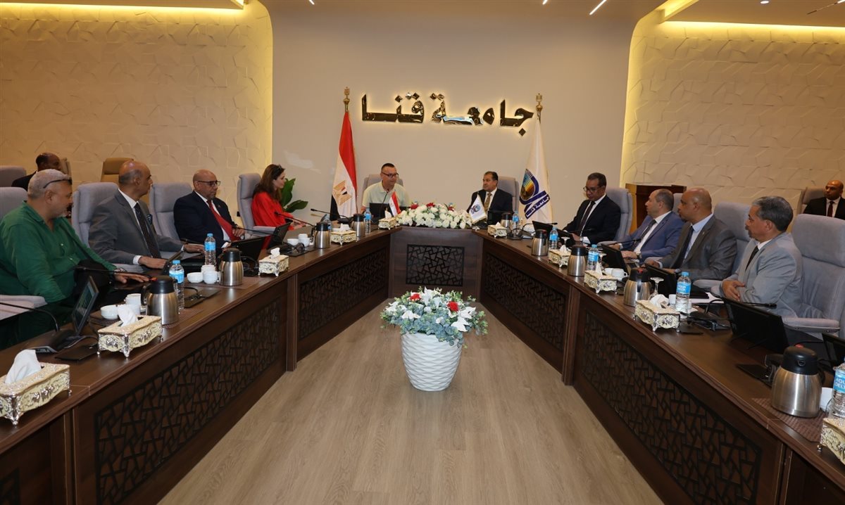 رئيس جامعة قنا يبحث شراكة استراتيجية مع جدانسك البولندية