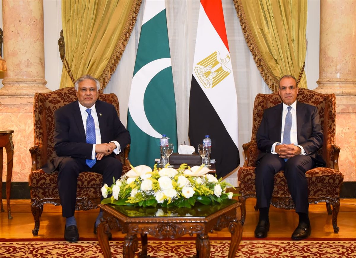 لقاء وزير الخارجية مع نظيره الباكستاني