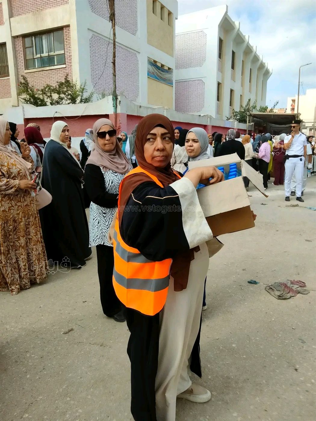 توزيع المياة على طلاب الثانوية العامة قبل دخولهم الامتحانات،فيتو