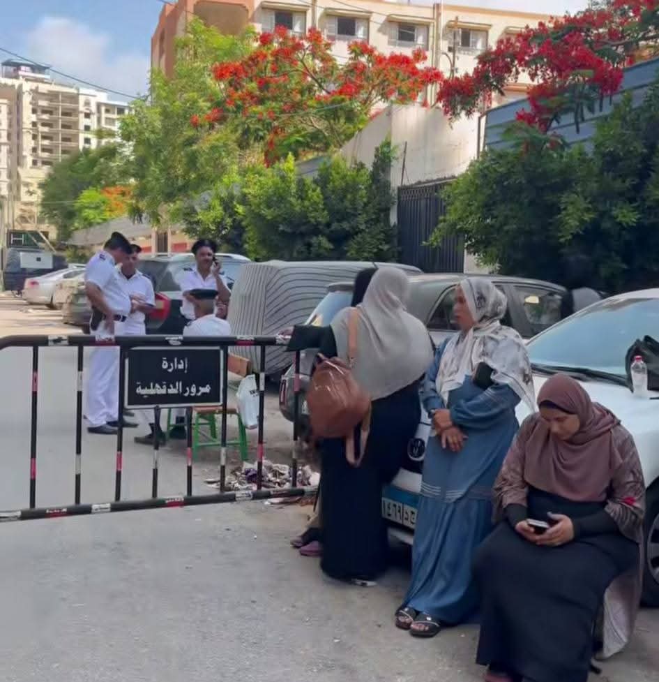 &nbsp;أولياء الأمور أمام لجان الثانوية العامة بالدقهلية