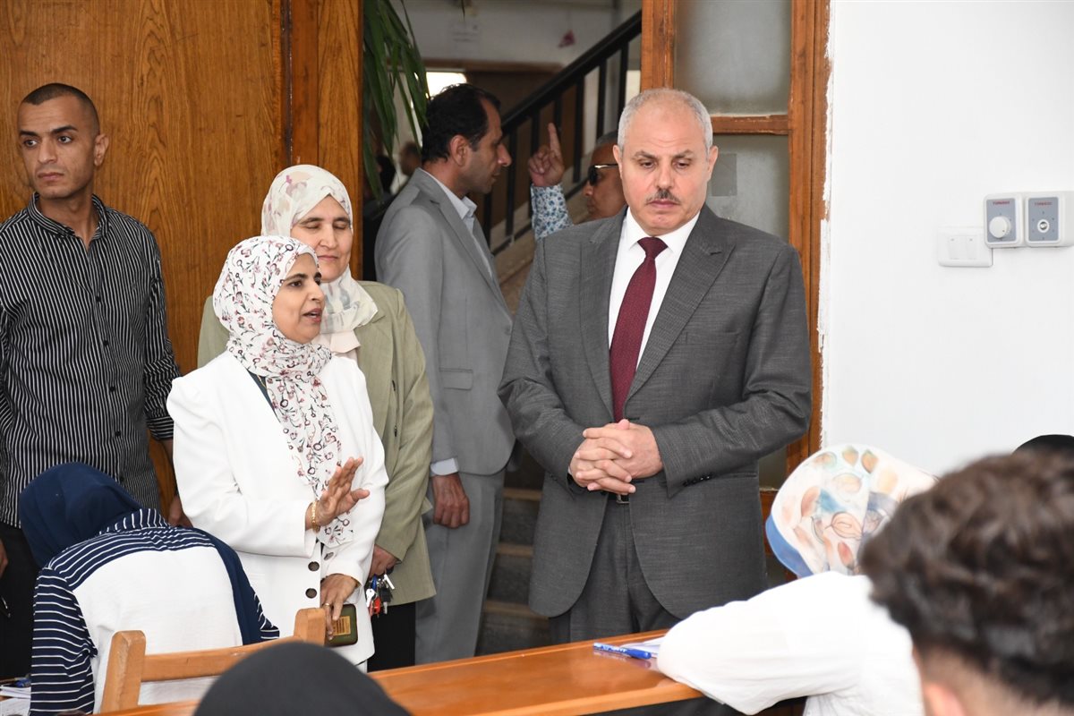 جانب من جولة رئيس الجامعة بكلية التمريض،فيتو