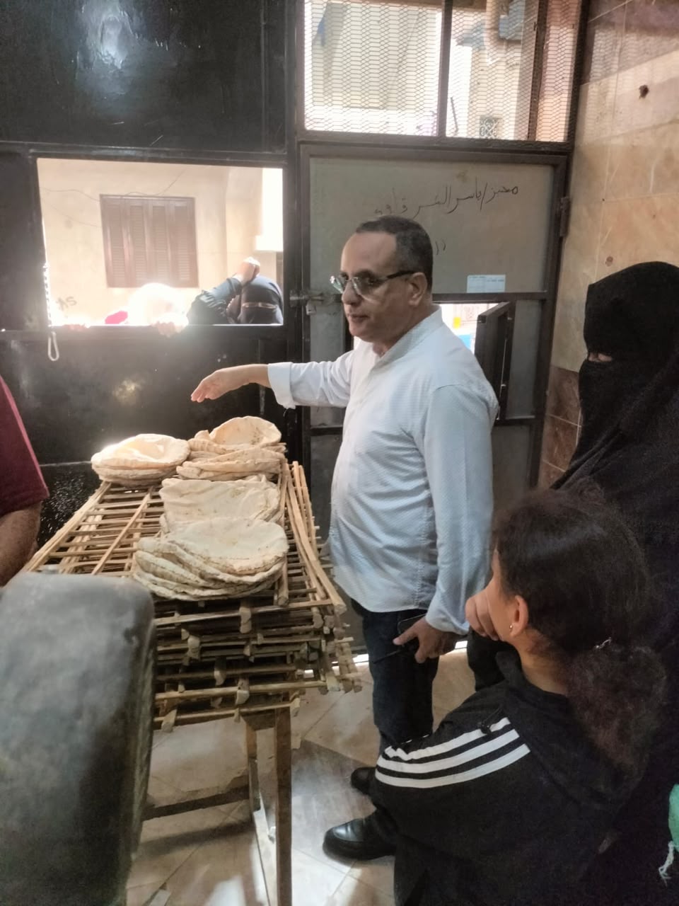 ضبط 283 شيكارة دقيق مدعم و7 أطنان مخللات