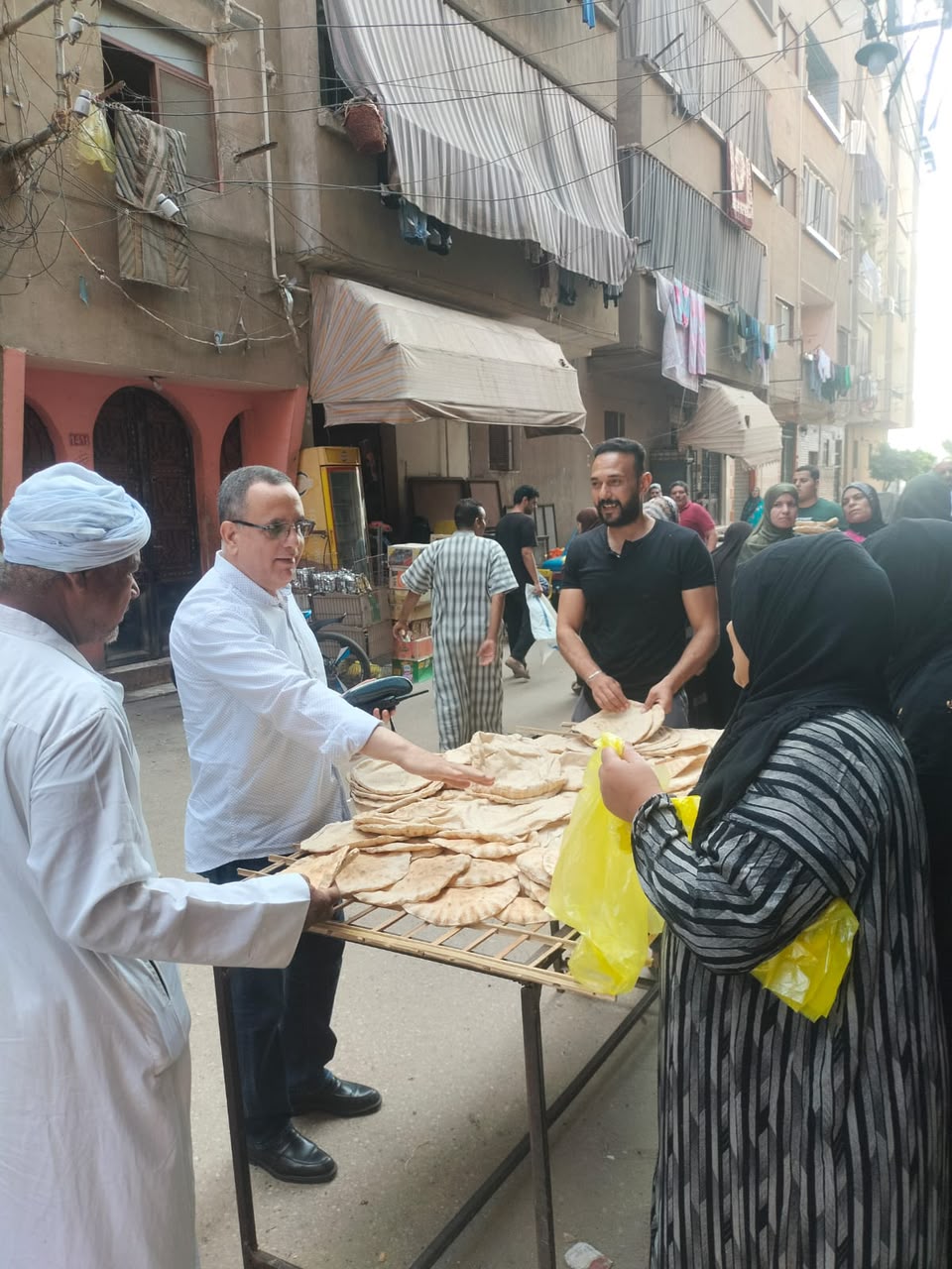 ضبط 283 شيكارة دقيق مدعم و7 أطنان مخللات