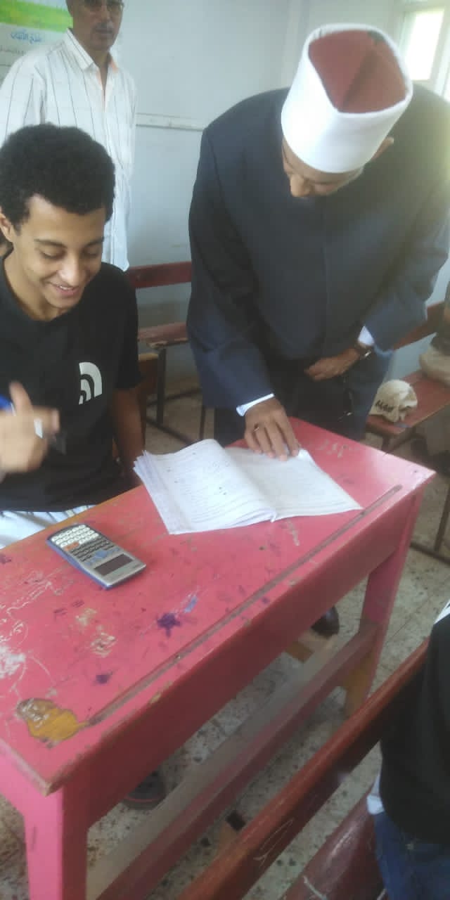 رئيس منطقة الدقهلية الأزهرية يتفقد سير لجان امتحان الأحياء