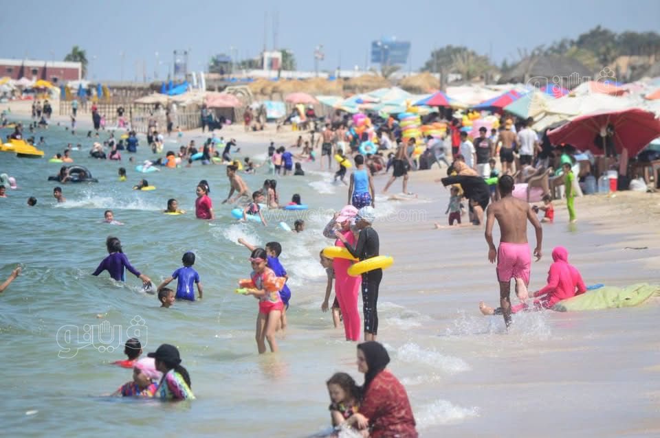 اقبال المواطنين على شاطيء بورسعيد