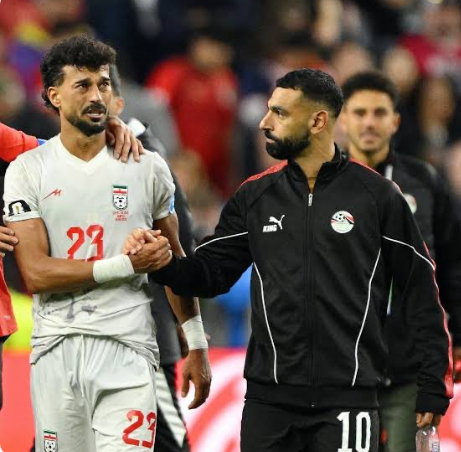 محمد صلاح يواسي اللاعب الإيراني