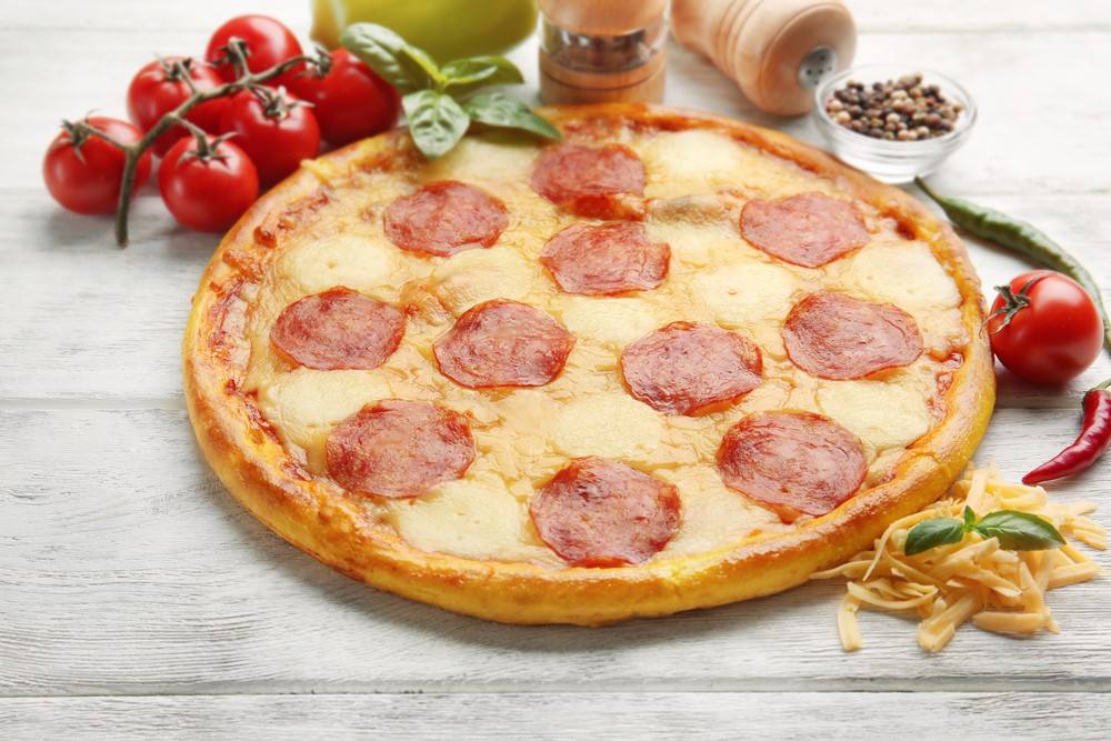 طريقة عمل البيتزا بالسلامى 