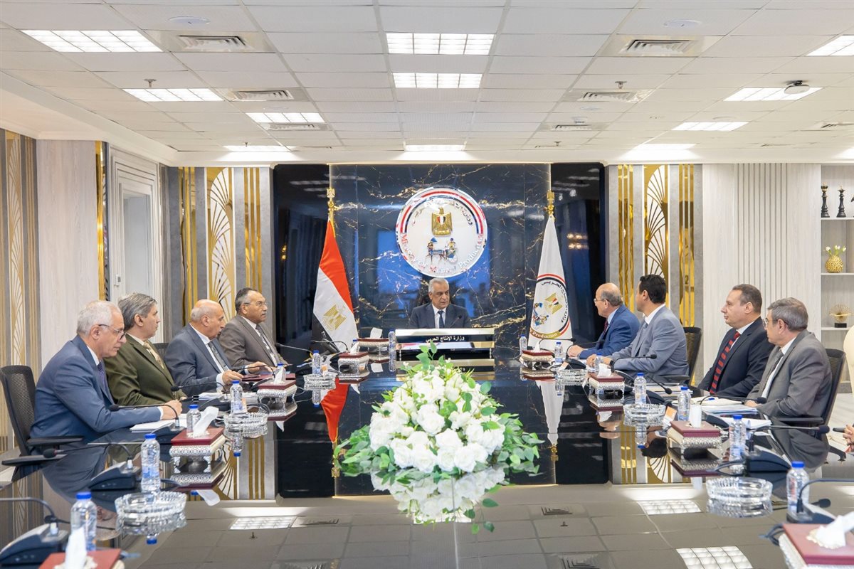 اجتماع وزير الإنتاج الحربي مع وفد من وزارة الزراعة واستصلاح الأراضي