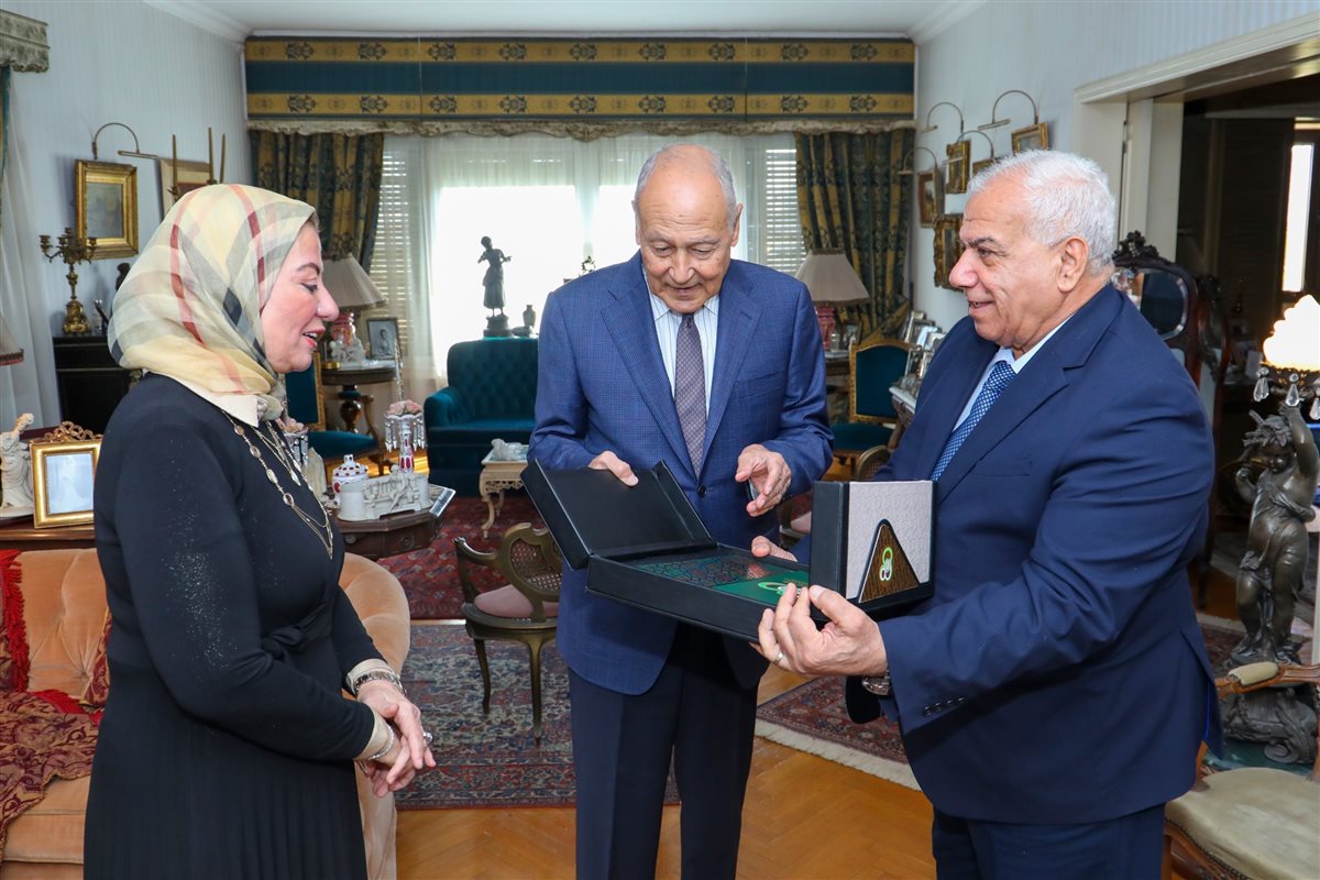 أبو الغيط يتسلم أول نسخة من كتاب 
