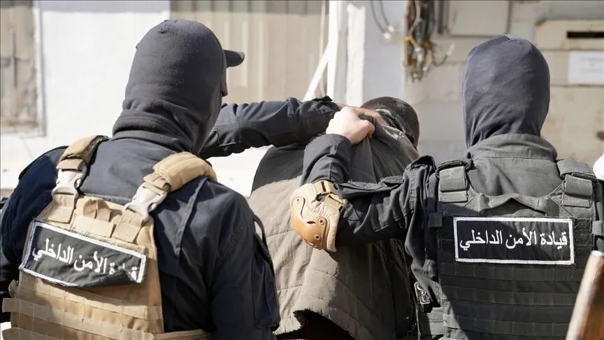 الداخلية السورية أثناء القبض على أحد عناصر داعش