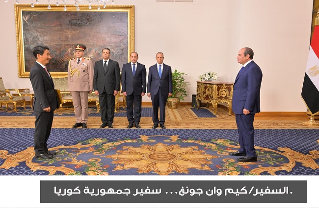 17 سفيرًا جديدًا يسلمون أوراق اعتمادهم للرئيس السيسي